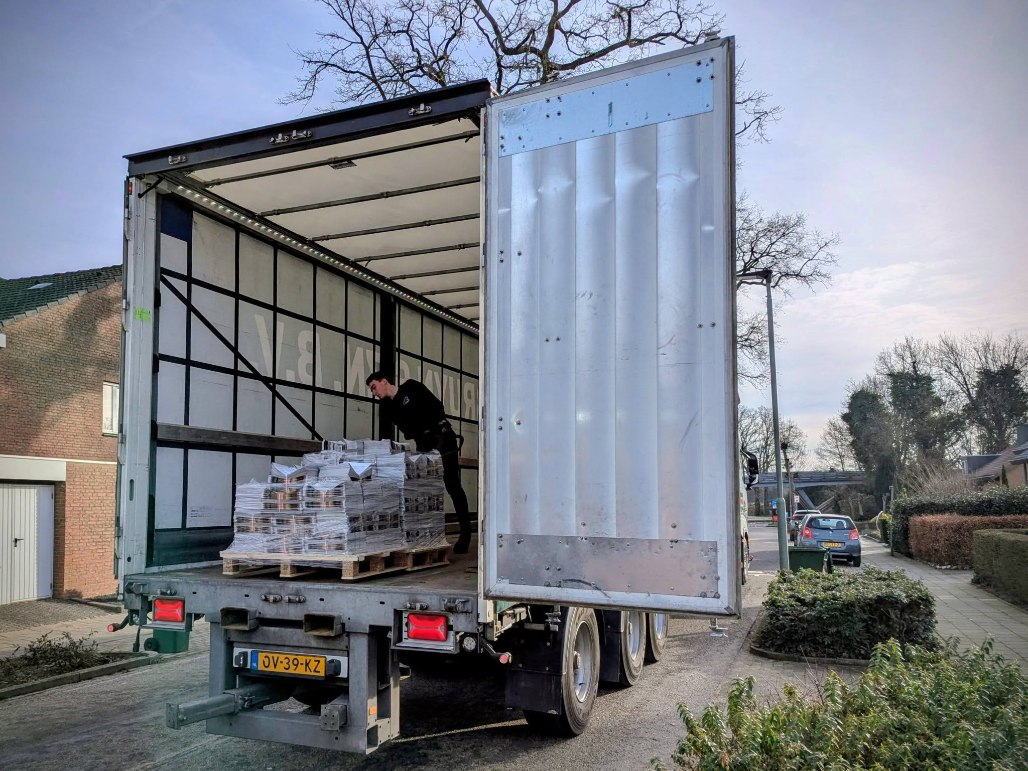 Wat komt daar voor een mega-loeigrote joekel van een vrachtwagen aan? Eentje die vol zit met de eerste Roertjes van 2026  Het Roertje is (een beetje) vernieuwd! De krant is [&hellip;]