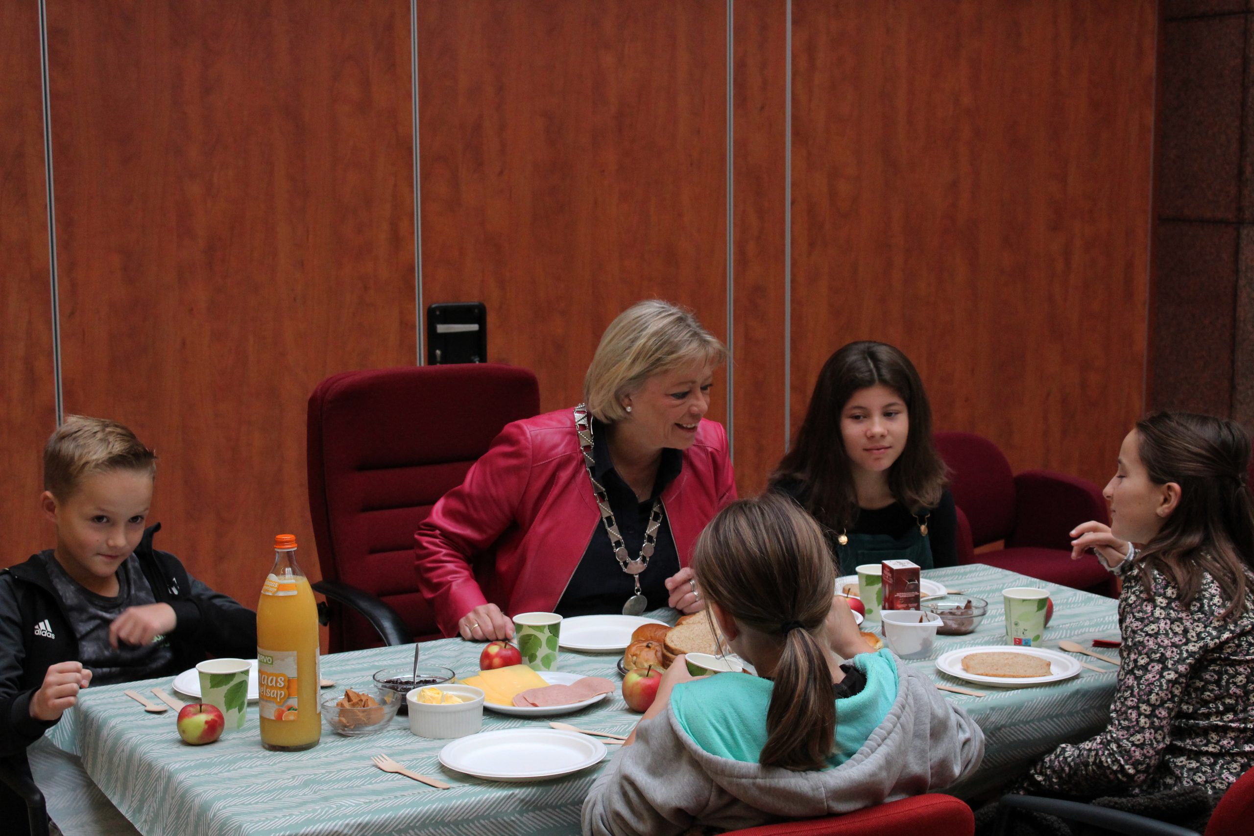 Hoe cool is dat?! Ontbijten met een echte burgemeester. De kinderen van groep 8 van de Martinusschool Vlodrop en van groep 8 van Basisschool Leeve uit Leeuwen mochten het vorige […]